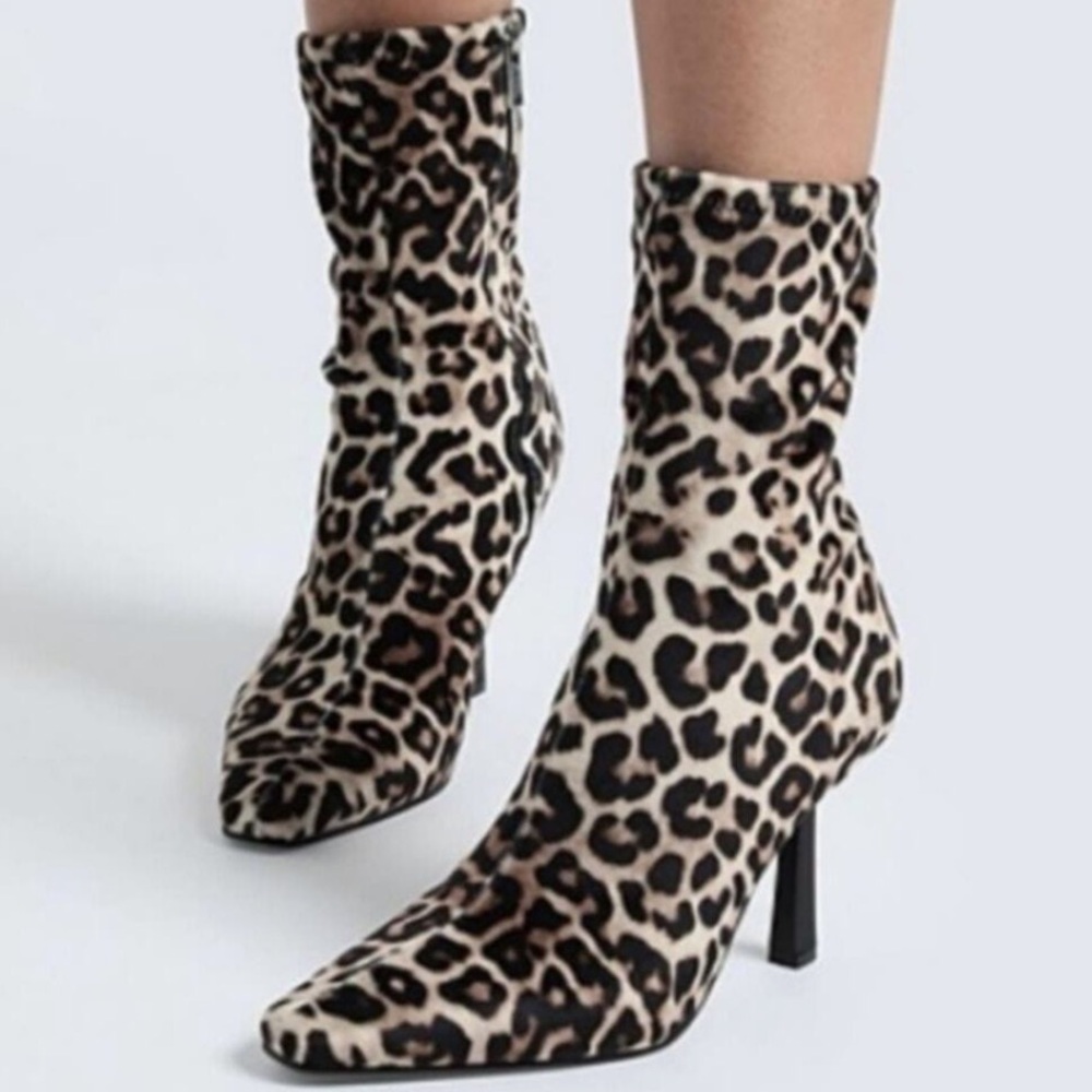 NEW STEVE MADDEN vakay laopard fleece sock booties size 6.5